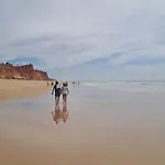 Daire Da Falesia, O Estudio Da Aldeia Acoteias